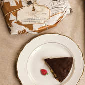 La Molina - Tarte de p&acirc;te d'amande aux fruits confits recouverte de chocolat