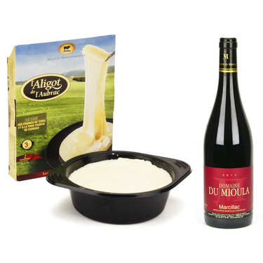 Aligot de l'Aubrac frais et sa bouteille de Marcillac Aligot de l'Aubrac frais et sa bouteille de Marcillac