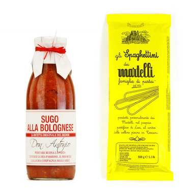 Assortiment de pâtes italiennes et leur sauce bolognaise Assortiment de pâtes italiennes et leur sauce bolognaise