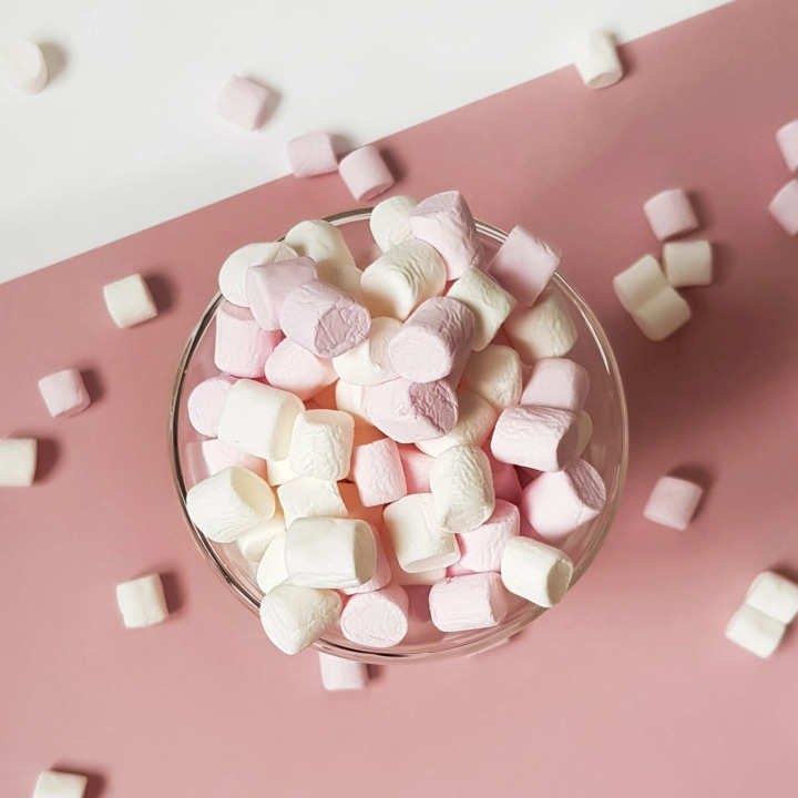 Marshmallows banner marshmallow modello mini marshmallow rosa e bianco  banner commerciale creativo di marshmallow alla vaniglia per annunci un  sacco di piccoli marshmallow come sfondo o carta da parati rosa chiaro