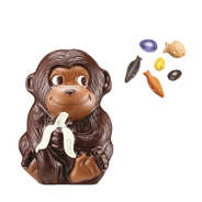 Singe en chocolat noir garni de petits oeufs et de fritures de Pâques