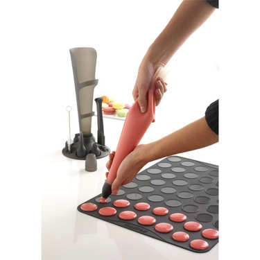Coffret macarons (poche à douille+plaque silicone+livre) Coffret macarons (poche à douille+plaque silicone+livre)